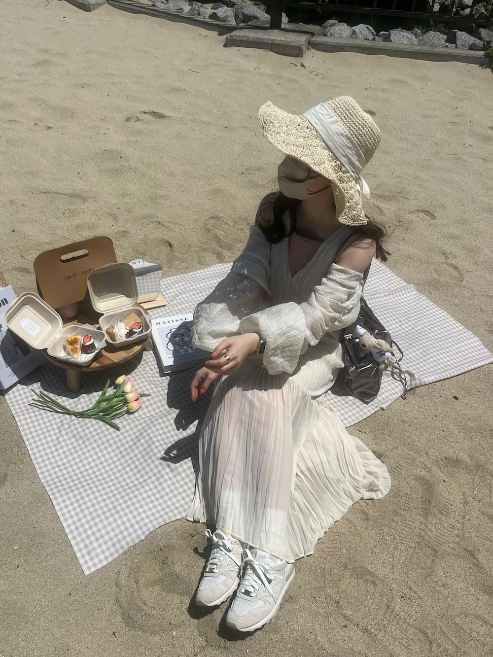 ホワイト系のシャツ/ブラウス、ホワイト系のワンピース、グレー系のスニーカーを着用したレディースの夏コーディネートの2枚目の写真