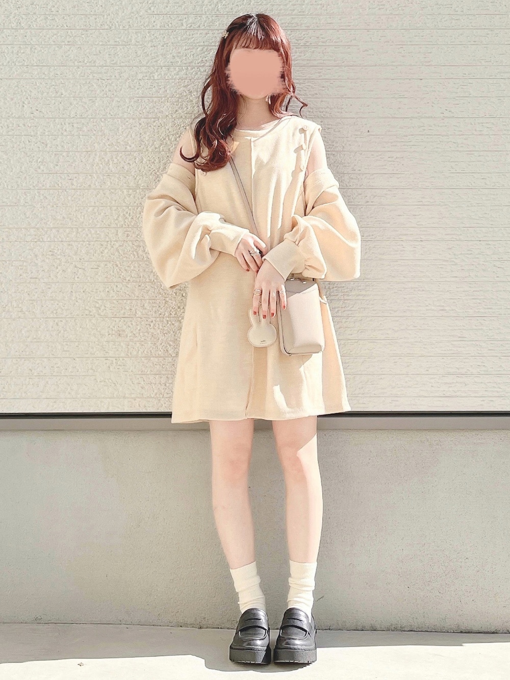 ホワイト系のワンピース、ベージュ系のショルダーバッグ、ブラック系のその他シューズを着用したレディースの春コーディネートの2枚目の写真