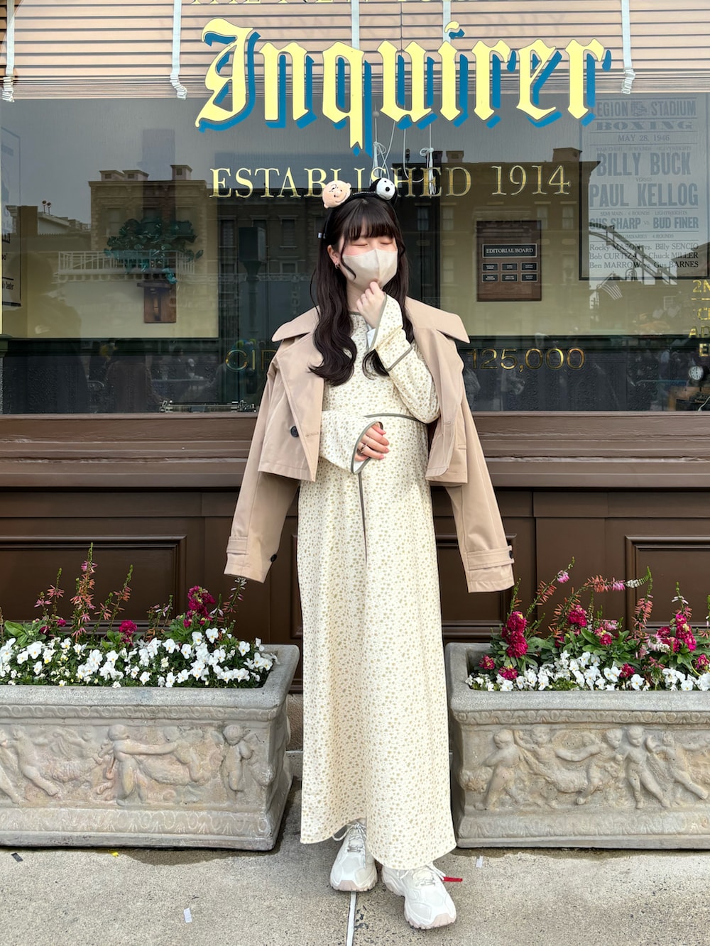 イエロー系のトレンチコート、イエロー系のワンピースを着用したレディースの春コーディネートの3枚目の写真