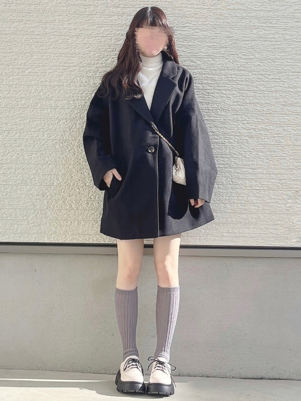 ホワイト系のパンプスを着用したレディースの冬コーディネートの2枚目の写真