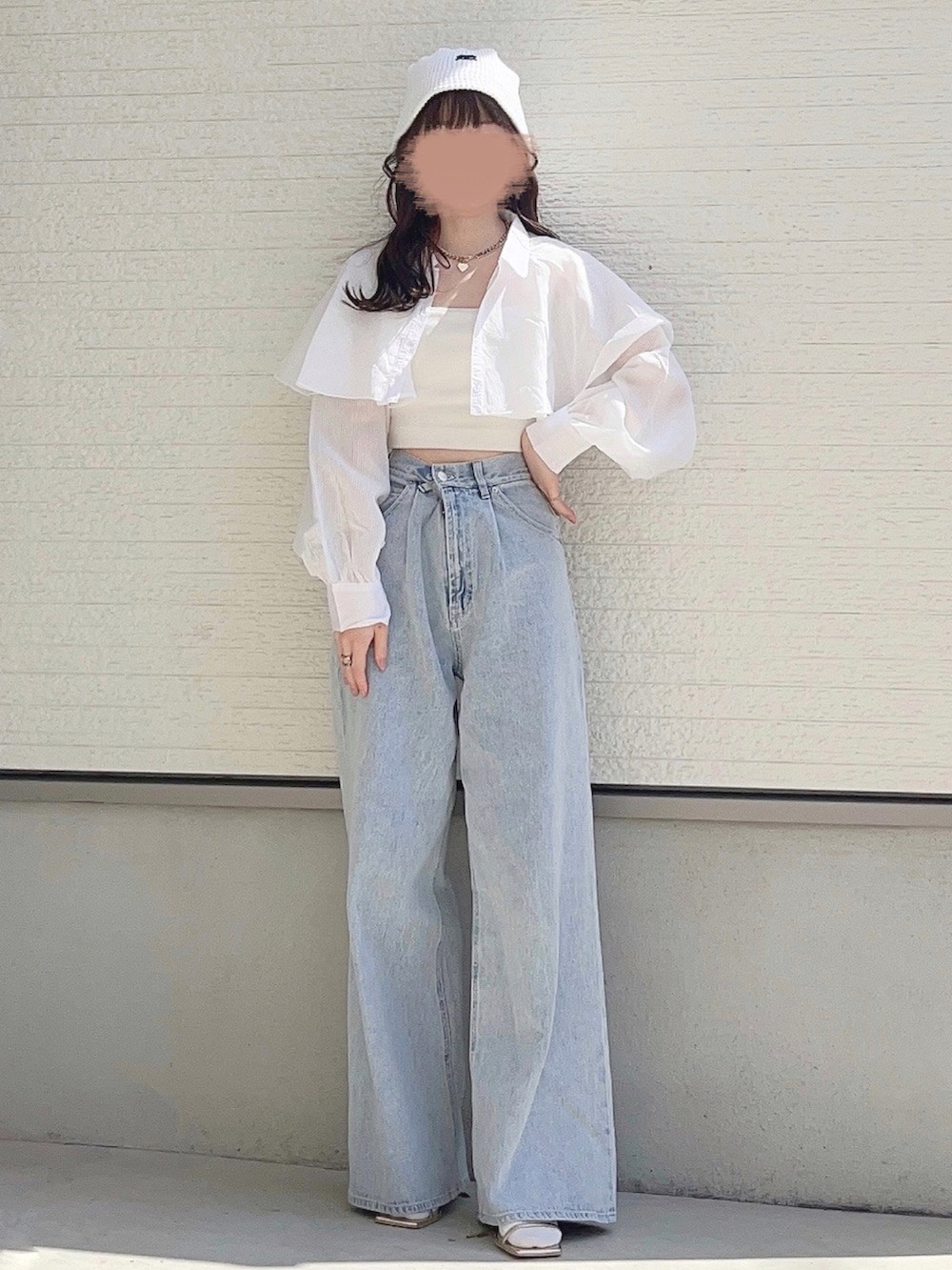 ホワイト系のワンピース、ブルー系のデニムパンツ、ホワイト系のキャミソールを着用したレディースの春コーディネートの2枚目の写真