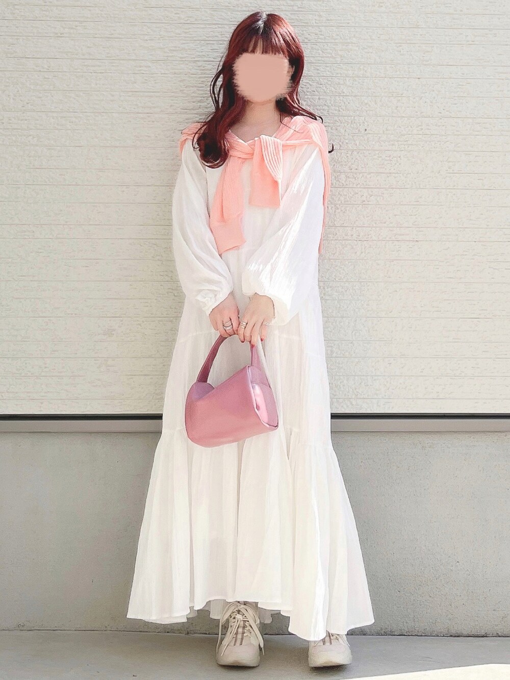 ホワイト系のワンピース、ピンク系のボストンバッグ、ホワイト系のスニーカーを着用したレディースの春コーディネートの2枚目の写真