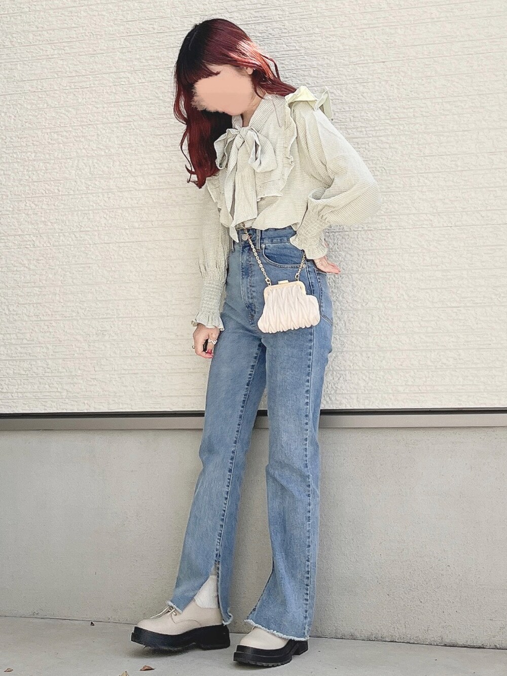 ブルー系のデニムパンツ、グリーン系のシャツ/ブラウス、ベージュ系のショルダーバッグを着用したレディースの春コーディネートの3枚目の写真
