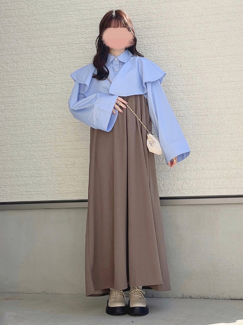 ベージュ系のショルダーバッグ、ベージュ系のローファーを着用したレディースの春コーディネートの2枚目の写真