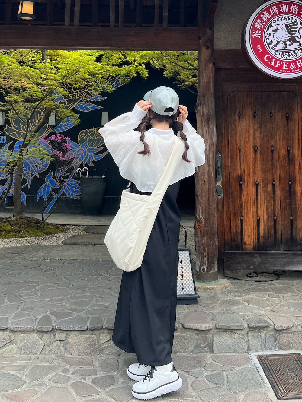 ホワイト系のショルダーバッグ、ホワイト系のワンピース、ホワイト系のスニーカーを着用したレディースの春コーディネートの2枚目の写真