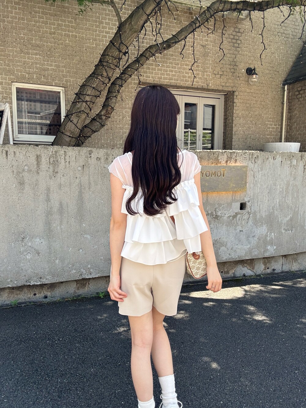 ベージュ系のパンツを着用したレディースの秋コーディネートの2枚目の写真