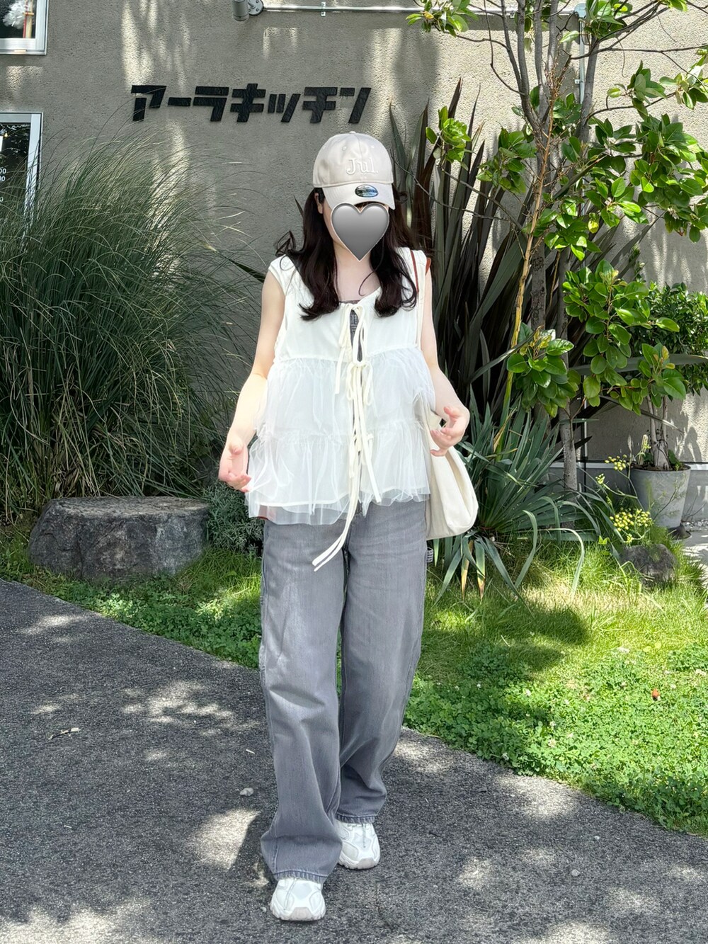 ホワイト系のトップス、グレー系のサロペット/オーバーオールを着用したレディースの夏コーディネートの2枚目の写真