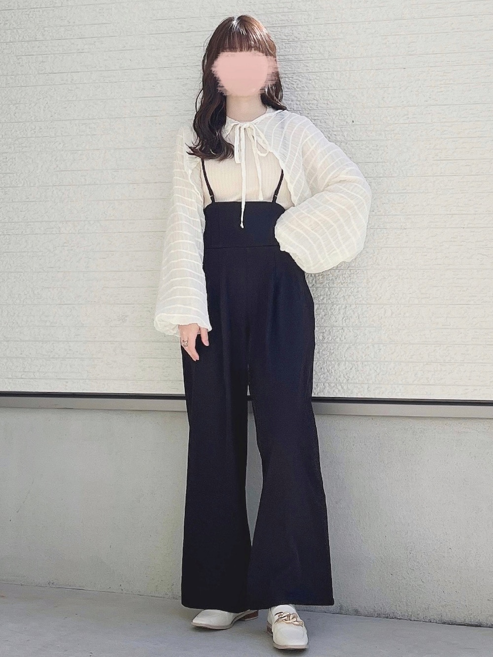 ホワイト系のカーディガン/ボレロ、ブラック系のその他パンツ、ホワイト系のローファーを着用したレディースの春コーディネートの2枚目の写真