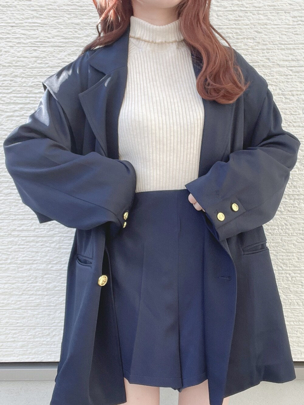 ブルー系のその他アウター、ホワイト系のニット/セーター、ブルー系のその他パンツを着用したレディースの冬コーディネートの3枚目の写真