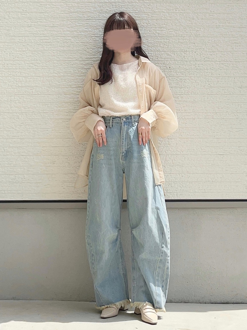 ベージュ系のシャツ/ブラウス、ホワイト系のTシャツ/カットソー、ブルー系のデニムパンツを着用したレディースの夏コーディネートの2枚目の写真