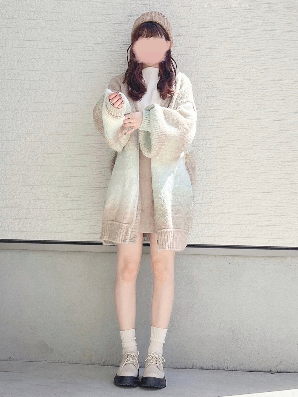 ホワイト系のシャツ/ブラウス、グリーン系のカーディガン/ボレロ、ベージュ系のスカートを着用したレディースの秋コーディネートの2枚目の写真