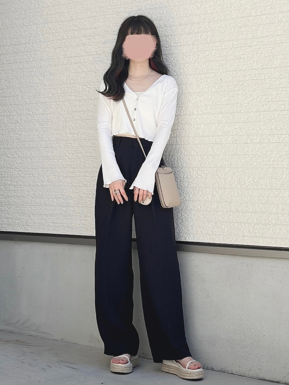 ホワイト系のカーディガン/ボレロ、ブラック系のスラックス、ベージュ系のショルダーバッグを着用したレディースの夏コーディネートの2枚目の写真
