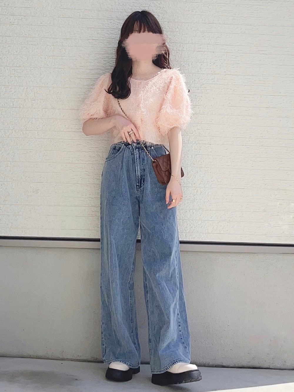 ピンク系のシャツ/ブラウス、ブルー系のデニムパンツを着用したレディースの春コーディネートの2枚目の写真
