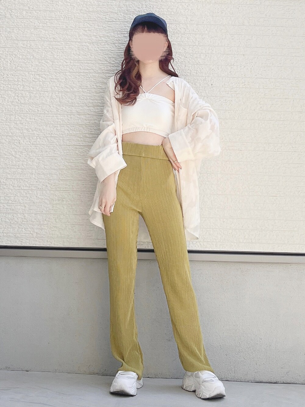 ホワイト系のチューブトップ、ホワイト系のシャツ/ブラウス、グリーン系のパンツを着用したレディースの夏コーディネートの2枚目の写真