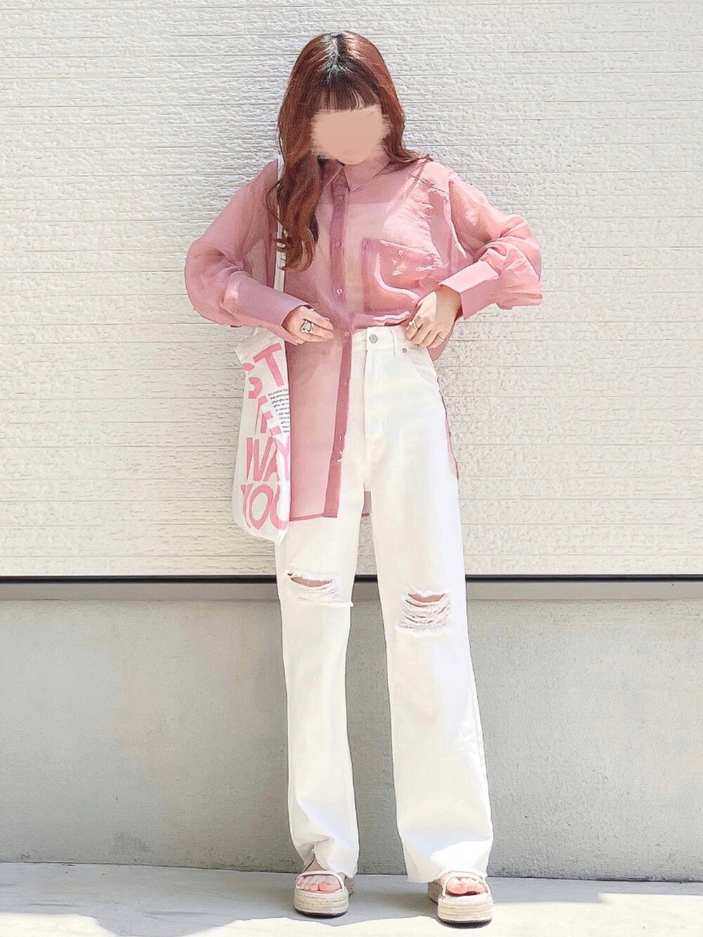 ピンク系のシャツ/ブラウス、ホワイト系のデニムパンツ、ホワイト系のトートバッグを着用したレディースの夏コーディネートの2枚目の写真