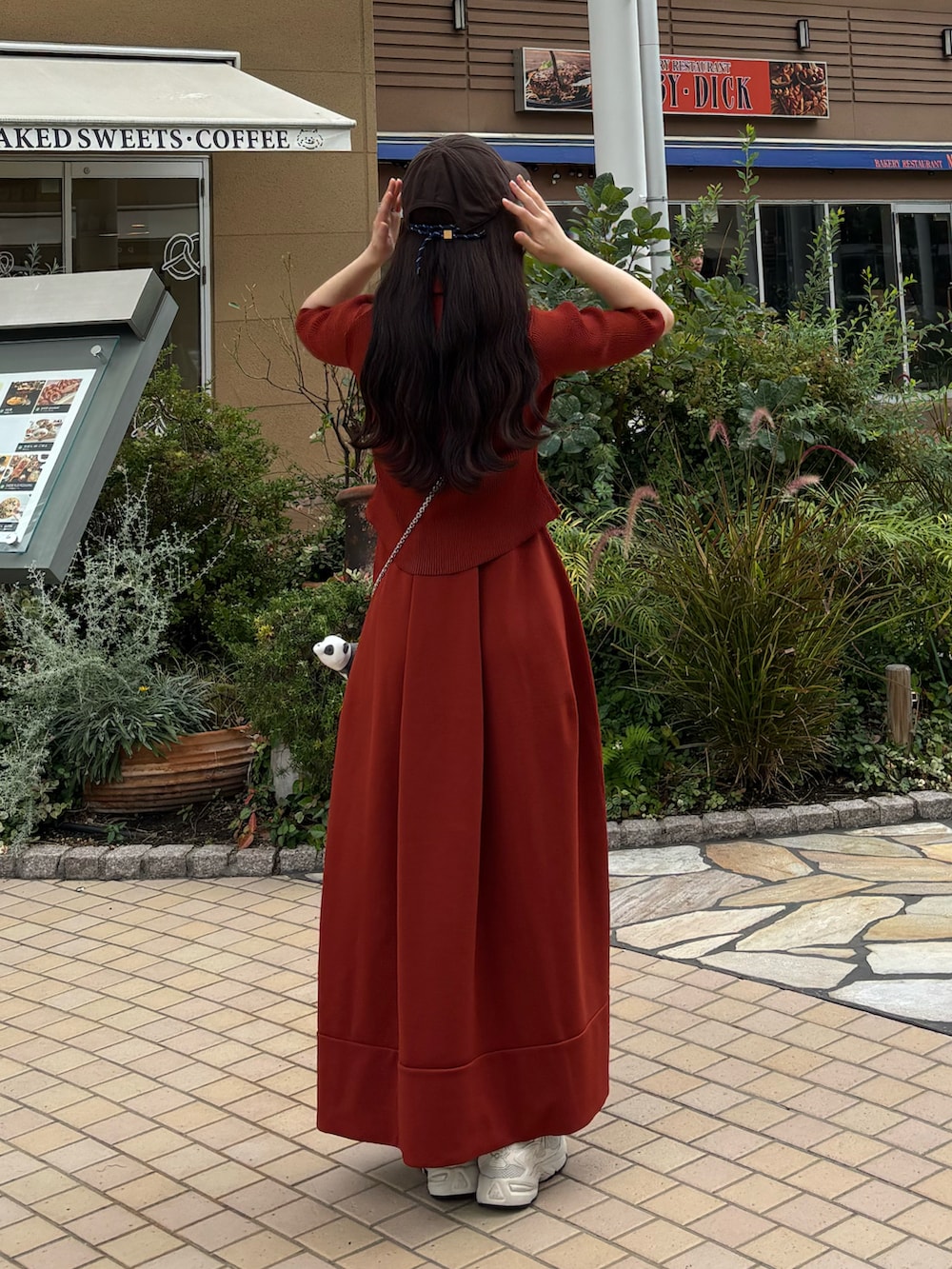 レッド系のワンピース/ドレスを着用したレディースの秋コーディネートの2枚目の写真