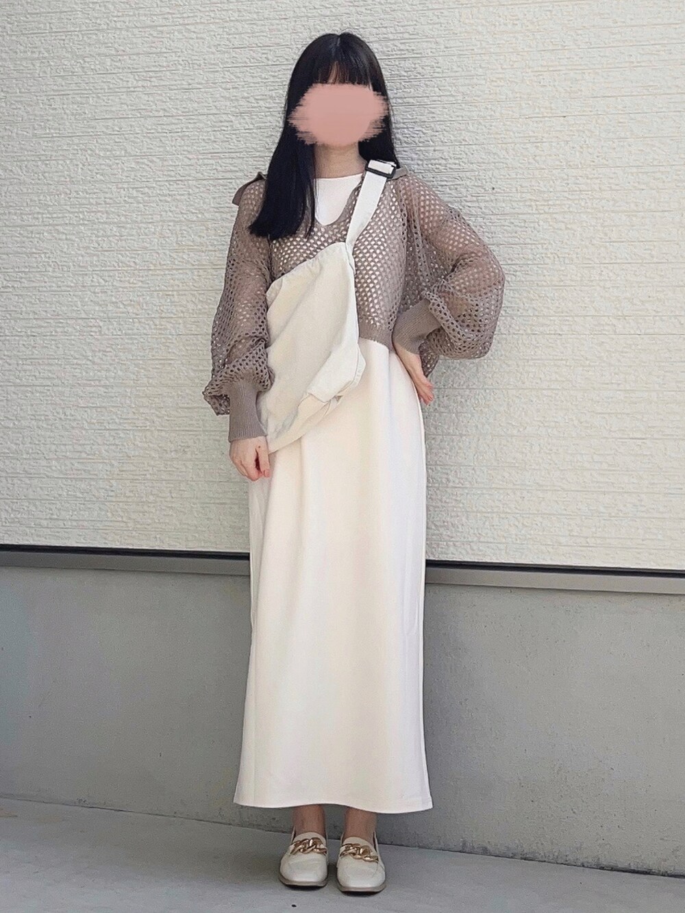 グリーン系のワンピース/ドレス、ホワイト系のローファーを着用したレディースの春コーディネートの2枚目の写真