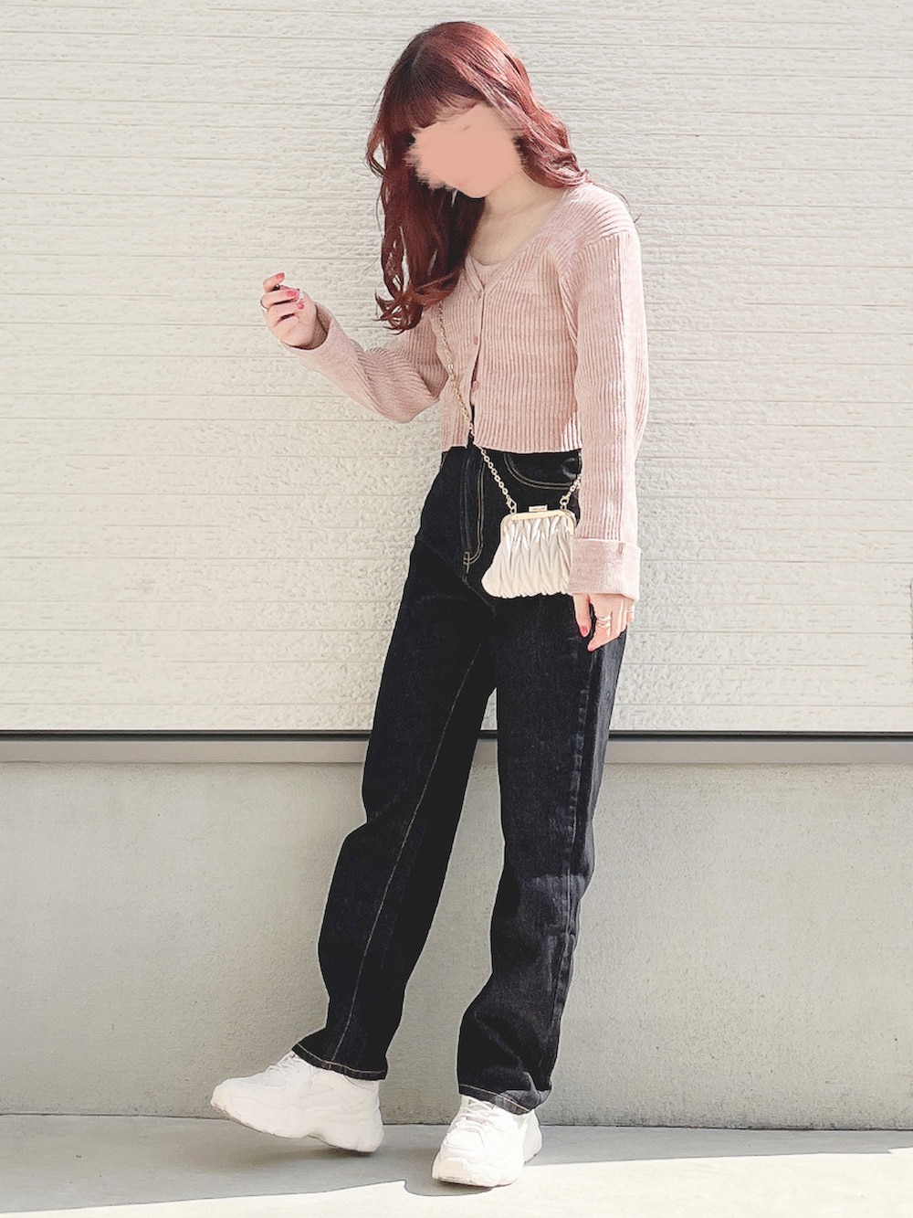 ピンク系のカーディガン/ボレロ、ブラック系のデニムパンツ、ベージュ系のショルダーバッグを着用したレディースの春コーディネートの3枚目の写真
