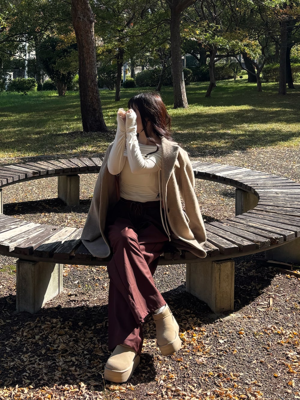 「冬アウター、淡色コーデ、厚底シューズ、冬コーデ、ブーツ、ムートンブーツ、ジャケット、きれいめカジュアル」｜「LILY BROWNの【LILY BROWN×KANGOL】オフショルダートップス（Tシャツ/カットソー、ホワイト系）」を使った、yuririn*さん（レディース・156cm）の冬コーディネートの2枚目の写真