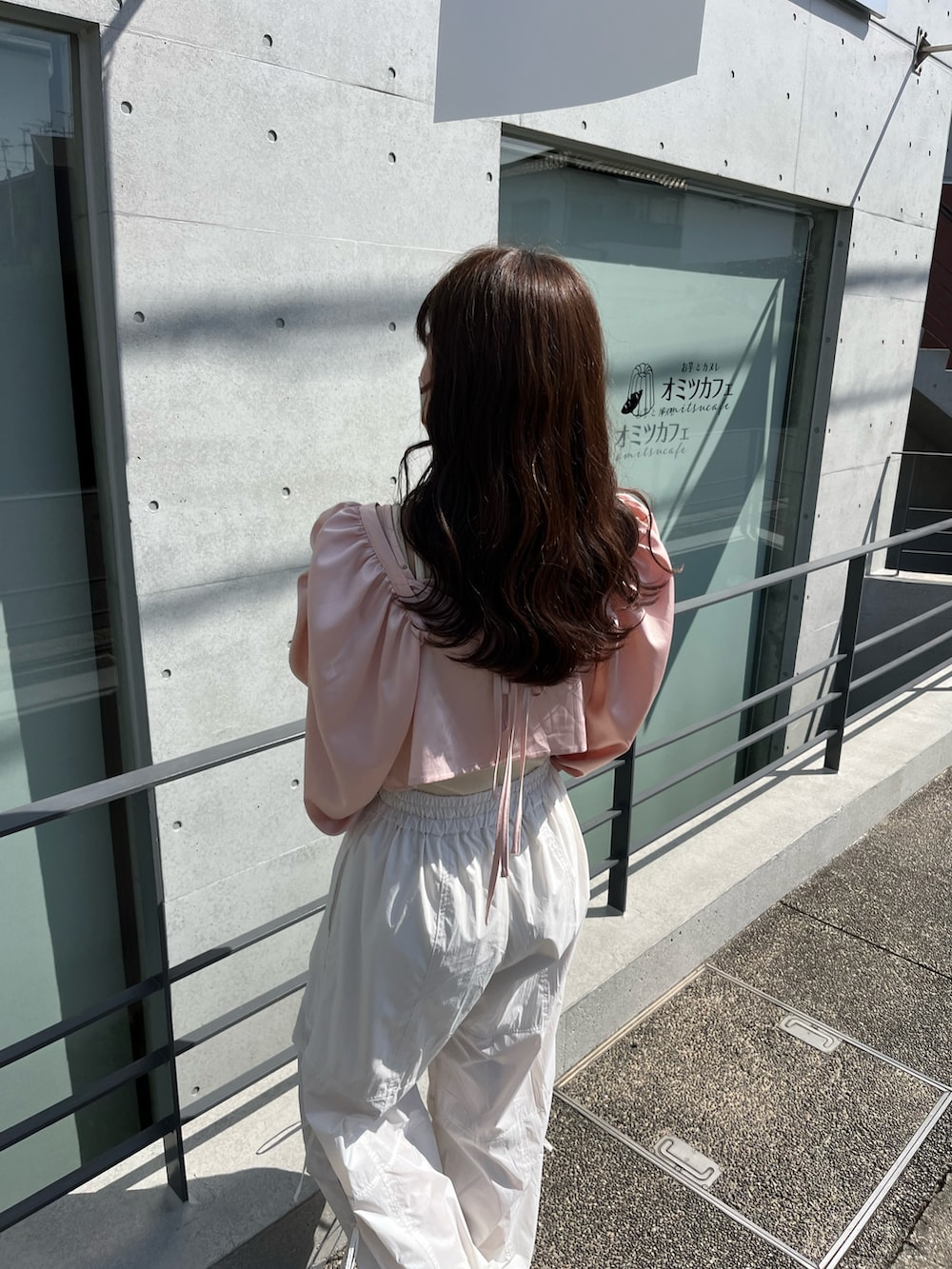 ピンク系のシャツ/ブラウス、ホワイト系のその他パンツ、ホワイト系のパンプスを着用したレディースの春コーディネートの3枚目の写真