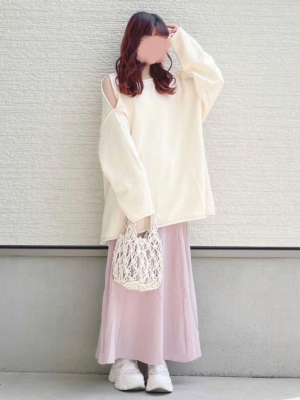 ホワイト系のニット/セーター、ホワイト系のスニーカーを着用したレディースの春コーディネートの2枚目の写真