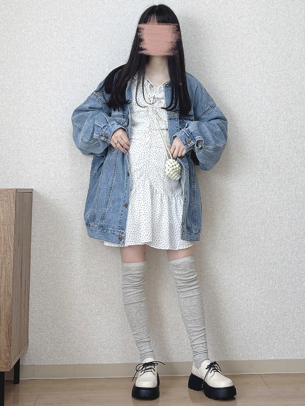 ブルー系のデニムジャケット、その他のワンピース、ホワイト系のパンプスを着用したレディースの冬コーディネートの2枚目の写真