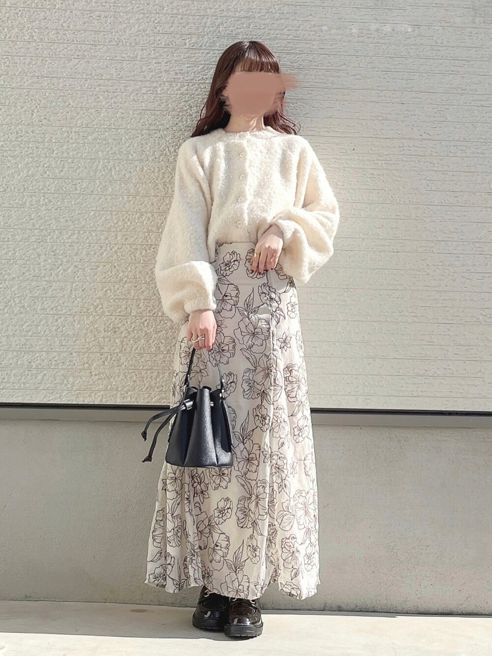 ホワイト系のカーディガン/ボレロを着用したレディースの秋コーディネートの2枚目の写真