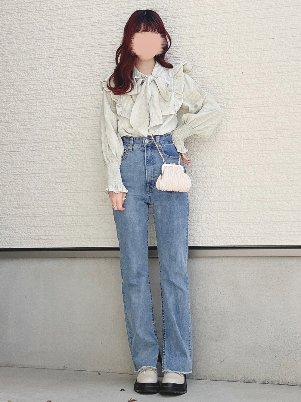 ブルー系のデニムパンツ、グリーン系のシャツ/ブラウス、ベージュ系のショルダーバッグを着用したレディースの春コーディネートの2枚目の写真
