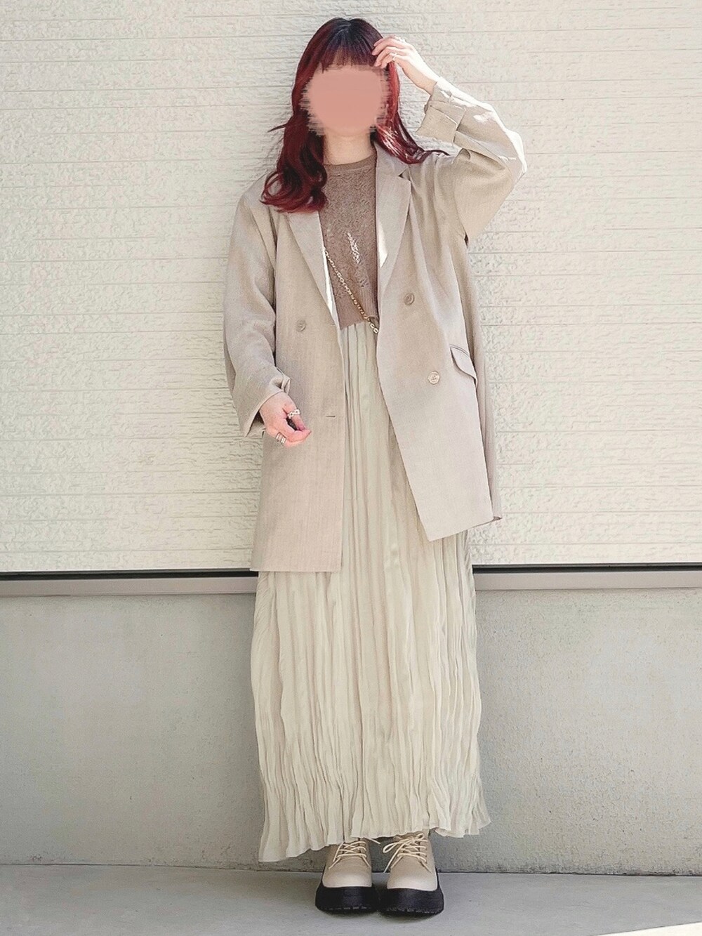 グリーン系のワンピース、ホワイト系のかごバッグ、ベージュ系のローファーを着用したレディースの春コーディネートの2枚目の写真