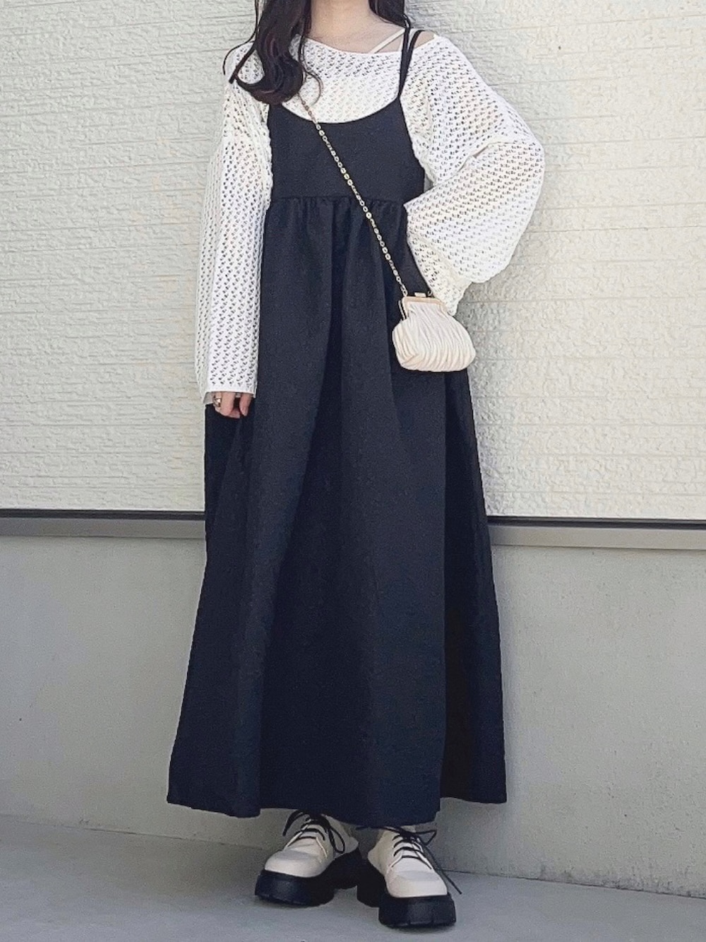 ベージュ系のショルダーバッグを着用したレディースの春コーディネートの2枚目の写真