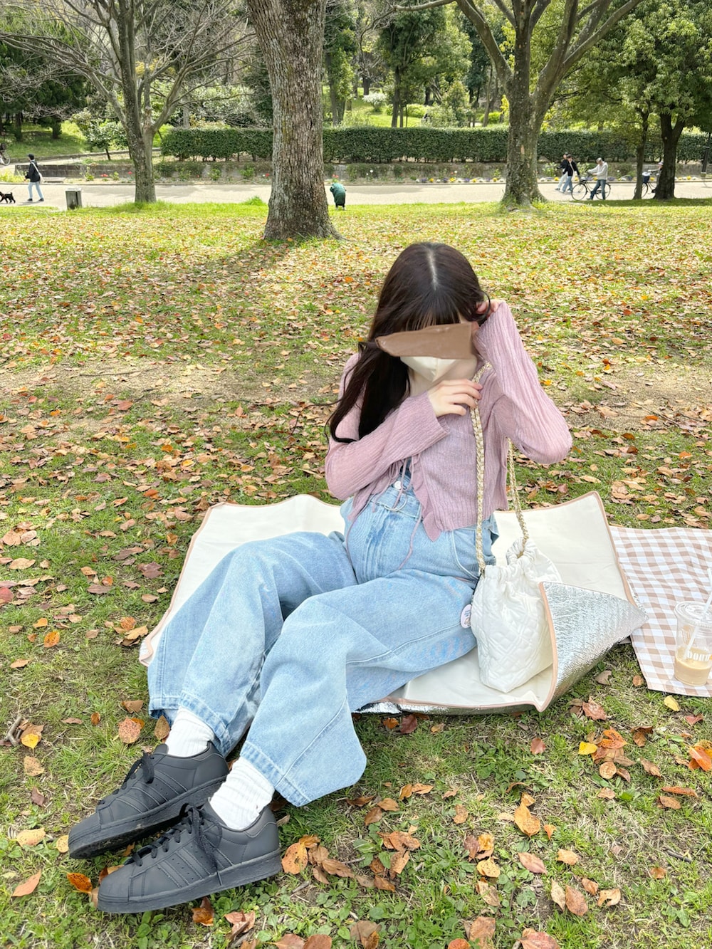 「きれいめカジュアル、デニム、シアートップス、ショルダーバッグ、デートコーデ、スニーカー、レイヤードスタイル、夏コーデ」｜「Chicoの【2サイズ展開】配色切替デニムコンビネゾン（つなぎ/オールインワン、ブルー系）」を使った、yuririn*さん（レディース・156cm）の夏コーディネートの2枚目の写真