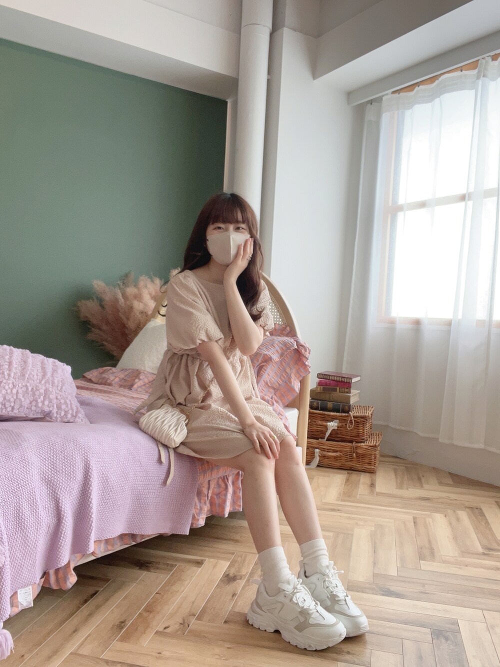 ベージュ系のワンピース/ドレス、ベージュ系のショルダーバッグを着用したレディースの春コーディネートの2枚目の写真