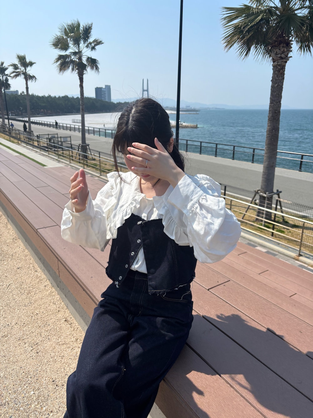 「休日スタイル、デートコーデ、スニーカー、お出かけコーデ、モノトーン、大人カジュアル、ビスチェ、セットアップ、春夏コーデ」｜「mysticのマルチWAYデニム（デニムパンツ、ブルー系）」を使った、yuririn*さん（骨格ウェーブ・レディース・156cm）の春コーディネートの2枚目の写真