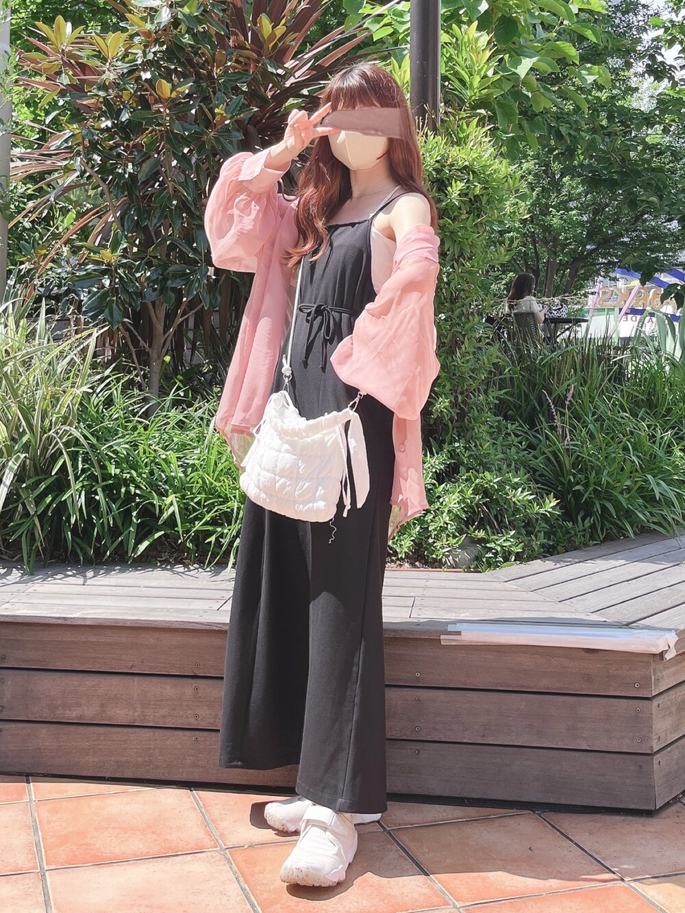 ピンク系のシャツ/ブラウス、ブラック系のワンピース、ホワイト系のショルダーバッグを着用したレディースの夏コーディネートの2枚目の写真