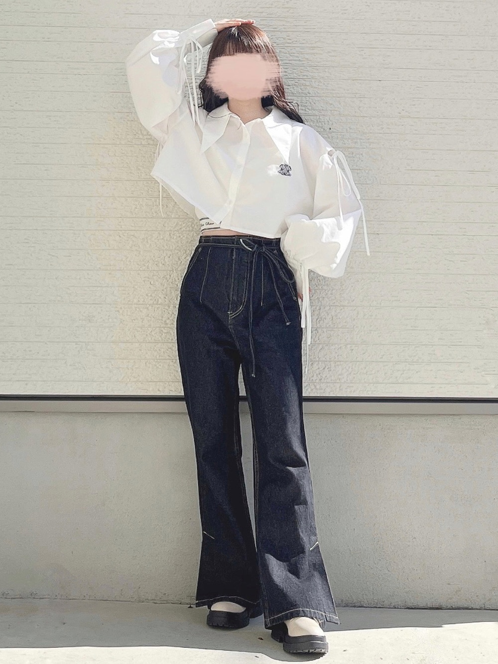 「春服デビュー宣言、韓国ファッション、厚底シューズ、レイヤードスタイル、シンプルコーデ、きれいめカジュアル、シャツスタイル、ローファー、春服みてみて、デニム」｜「Chicoの【2023SS】肩スリット短丈シャツ（シャツ/ブラウス、ホワイト系）」を使った、yuririn*さん（レディース・156cm）の春コーディネートの2枚目の写真