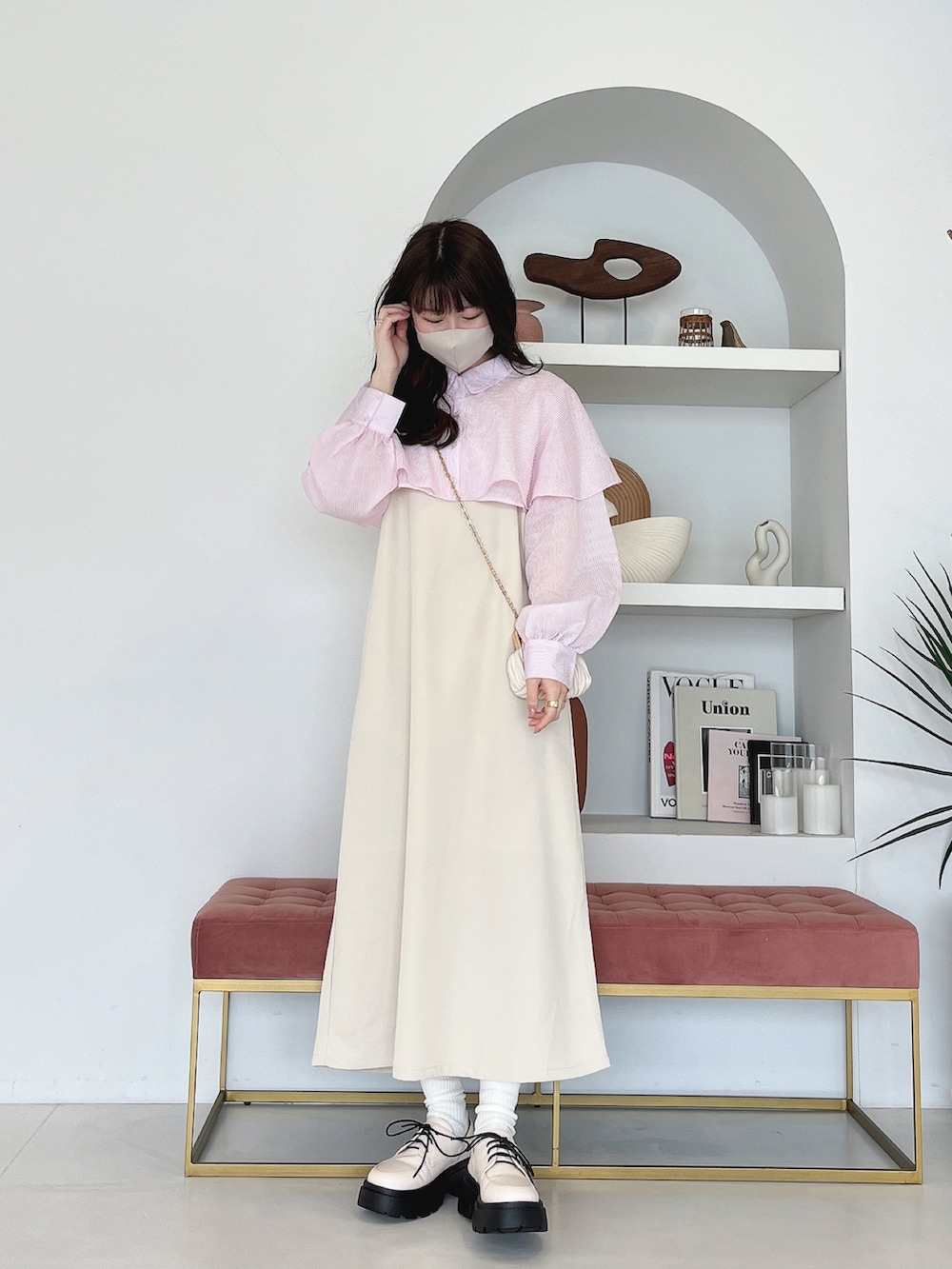 ベージュ系のワンピース/ドレス、ベージュ系のショルダーバッグを着用したレディースの春コーディネートの2枚目の写真