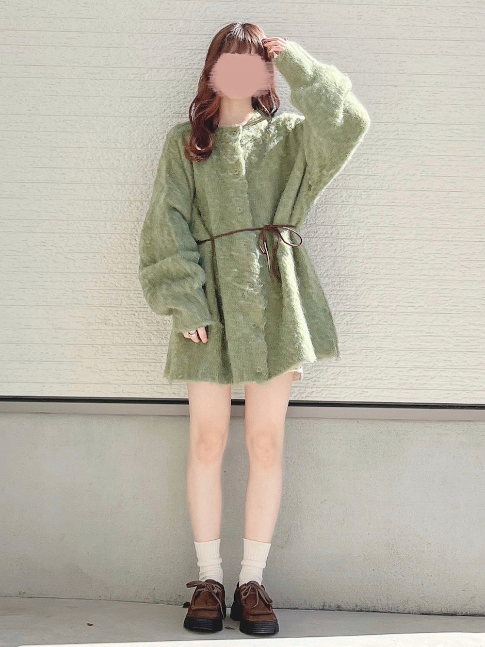 グリーン系のカーディガン/ボレロ、ブラウン系のモカシン/デッキシューズを着用したレディースの冬コーディネートの2枚目の写真