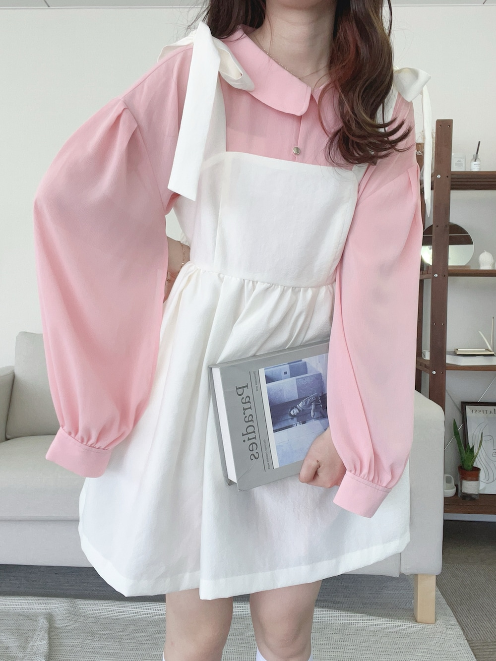 ピンク系のシャツ/ブラウスを着用したレディースの春コーディネートの2枚目の写真