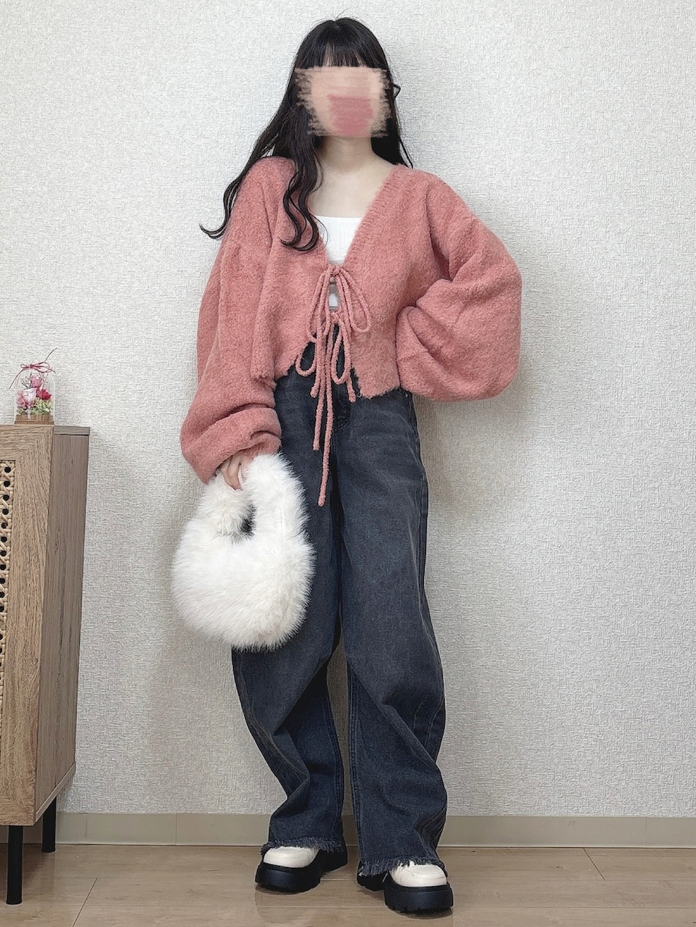 ホワイト系のパンプスを着用したレディースの冬コーディネートの2枚目の写真