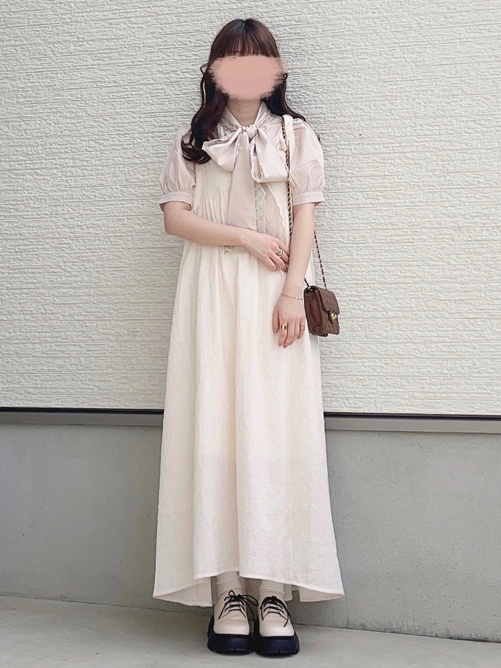 ベージュ系のシャツ/ブラウス、ホワイト系のワンピースを着用したレディースの春コーディネートの2枚目の写真
