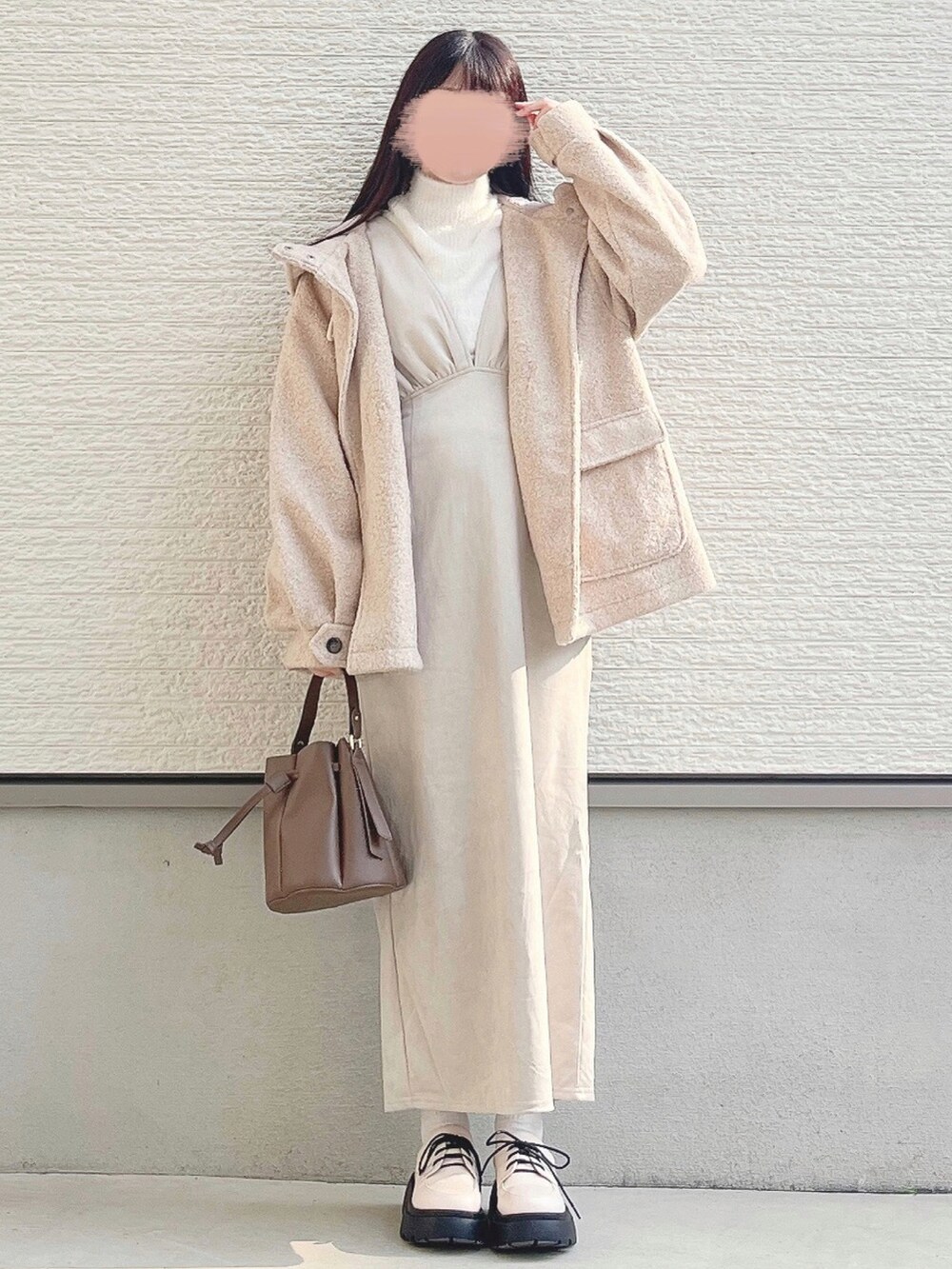 ホワイト系のパンプスを着用したレディースの冬コーディネートの2枚目の写真