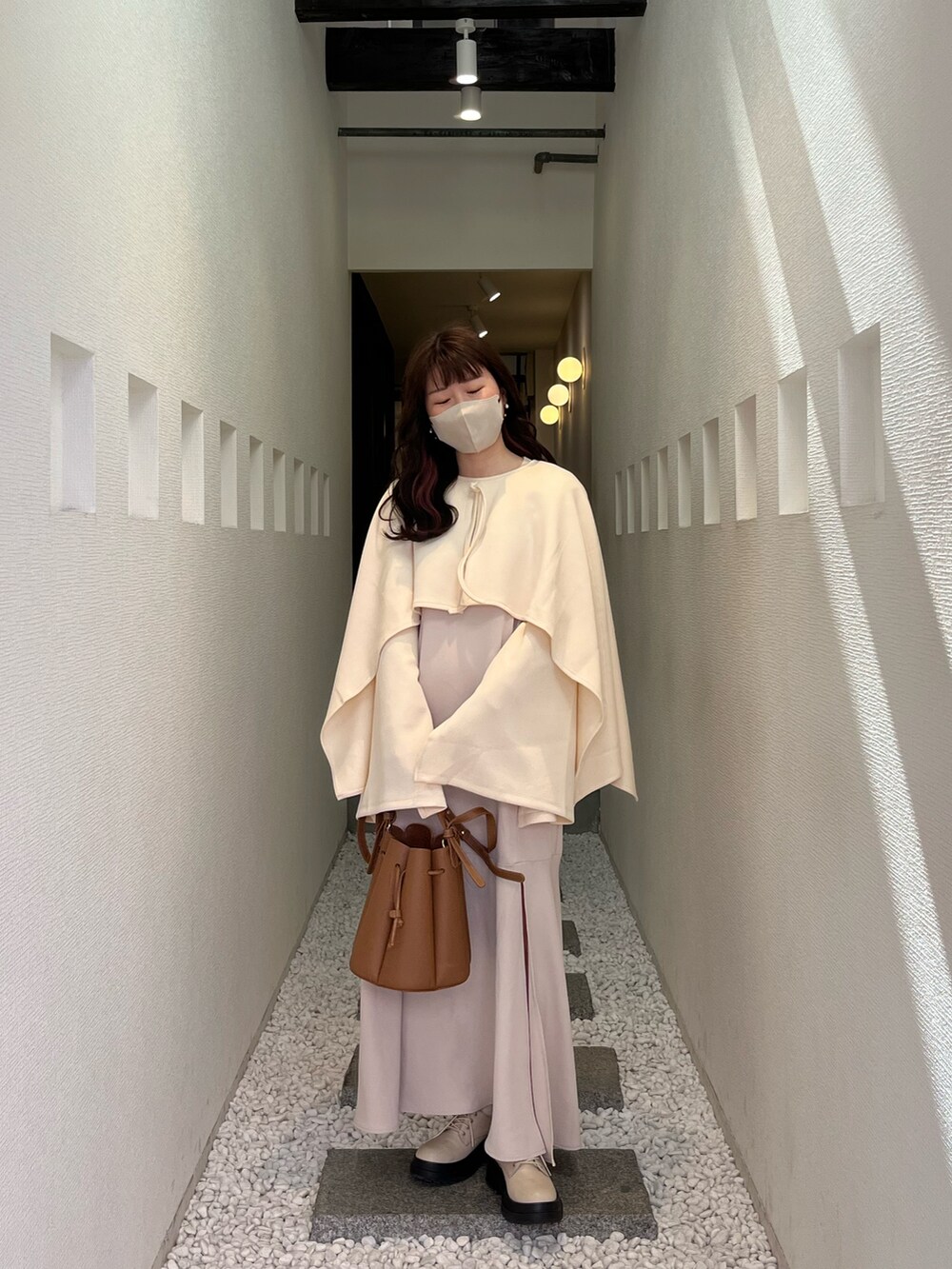 ホワイト系のワンピース、ベージュ系のローファーを着用したレディースの春コーディネートの2枚目の写真