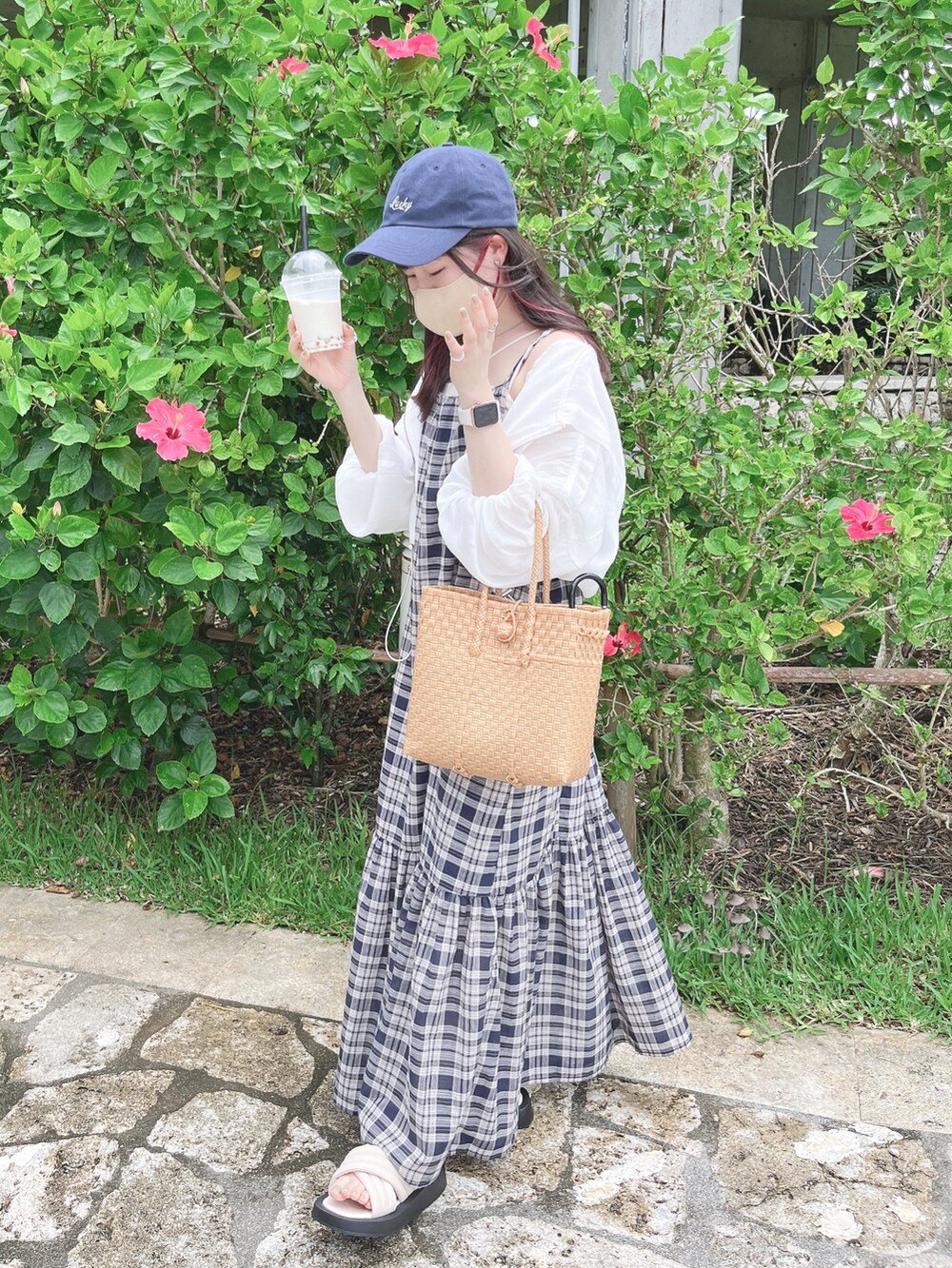 ブルー系のワンピース、ホワイト系のブルゾン、ホワイト系のサンダルを着用したレディースの夏コーディネートの2枚目の写真