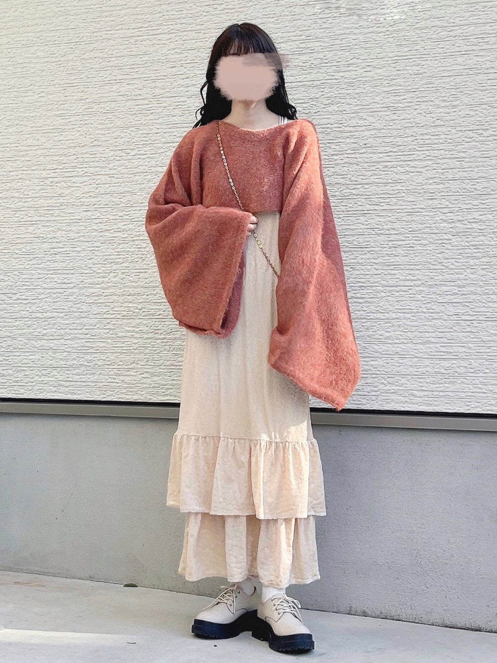ベージュ系のローファー、ベージュ系のショルダーバッグを着用したレディースの冬コーディネートの2枚目の写真
