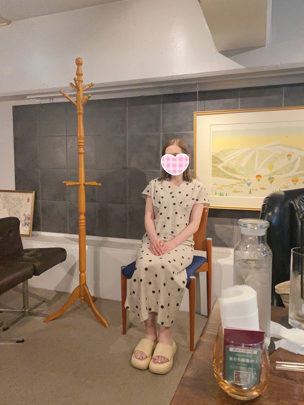 ベージュ系のワンピース、ベージュ系のサンダルを着用したレディースの夏コーディネートの2枚目の写真