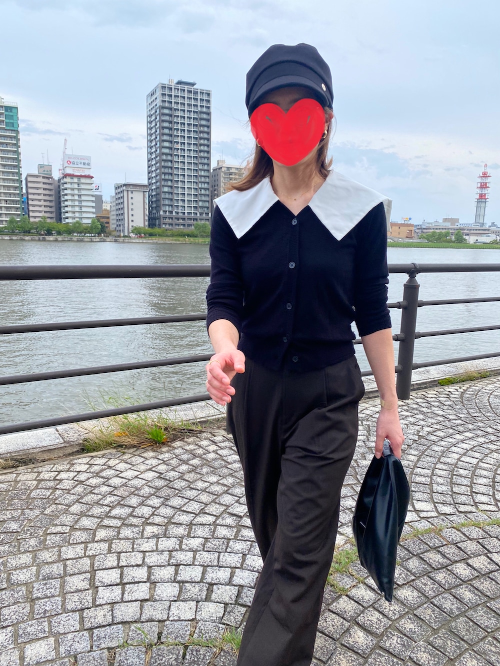 ブラウン系のパンツ、ベージュ系のスニーカー、ホワイト系のカーディガン/ボレロを着用したレディースの秋コーディネートの3枚目の写真