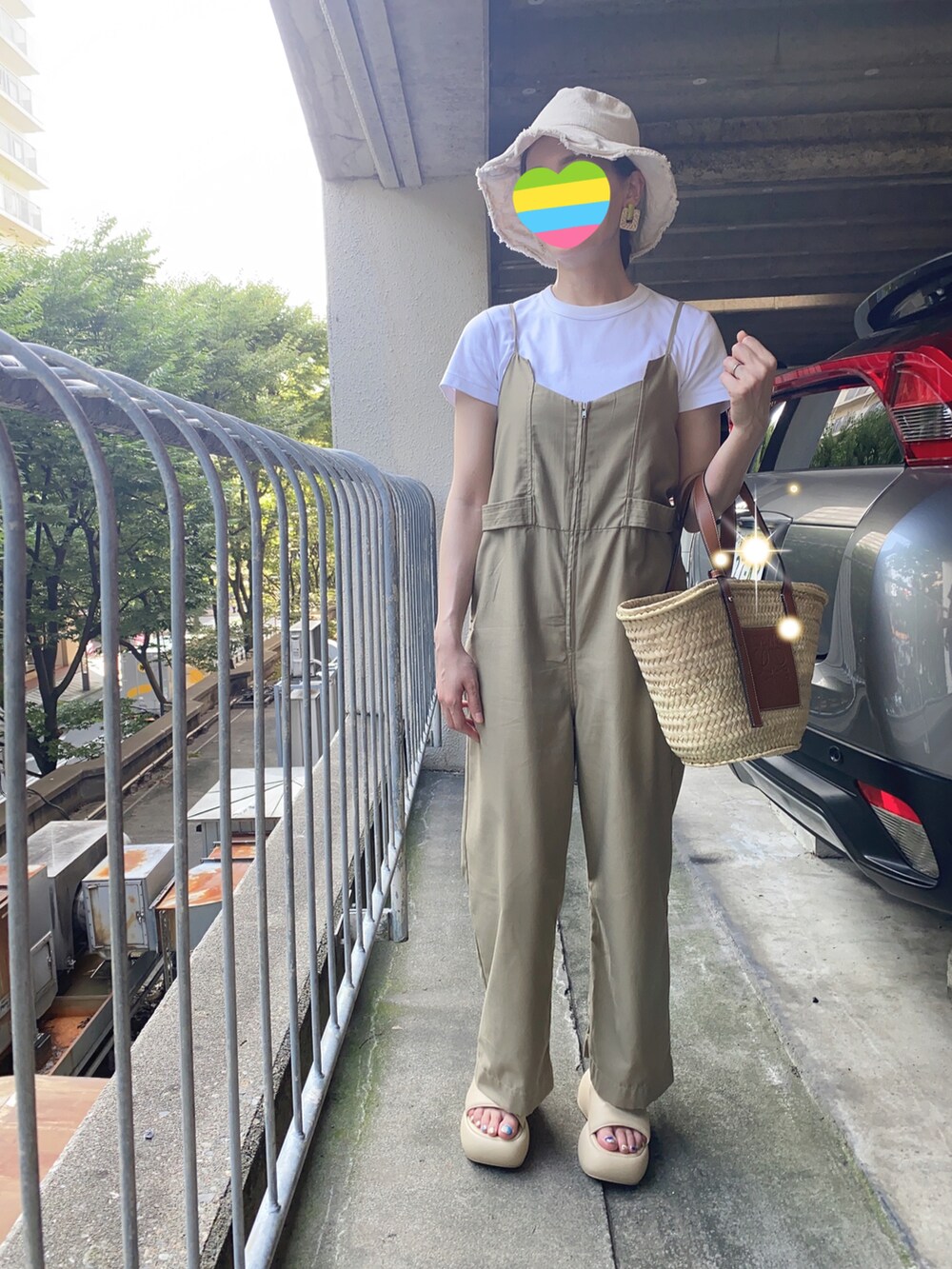 ホワイト系のTシャツ/カットソー、ベージュ系のかごバッグ、ベージュ系のサロペット/オーバーオールを着用したレディースの夏コーディネートの3枚目の写真