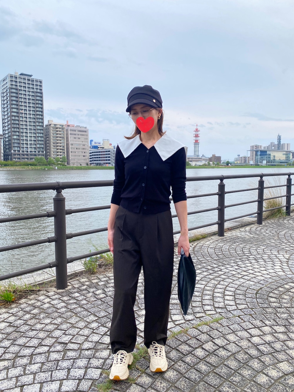 ブラウン系のパンツ、ベージュ系のスニーカー、ホワイト系のカーディガン/ボレロを着用したレディースの秋コーディネートの2枚目の写真