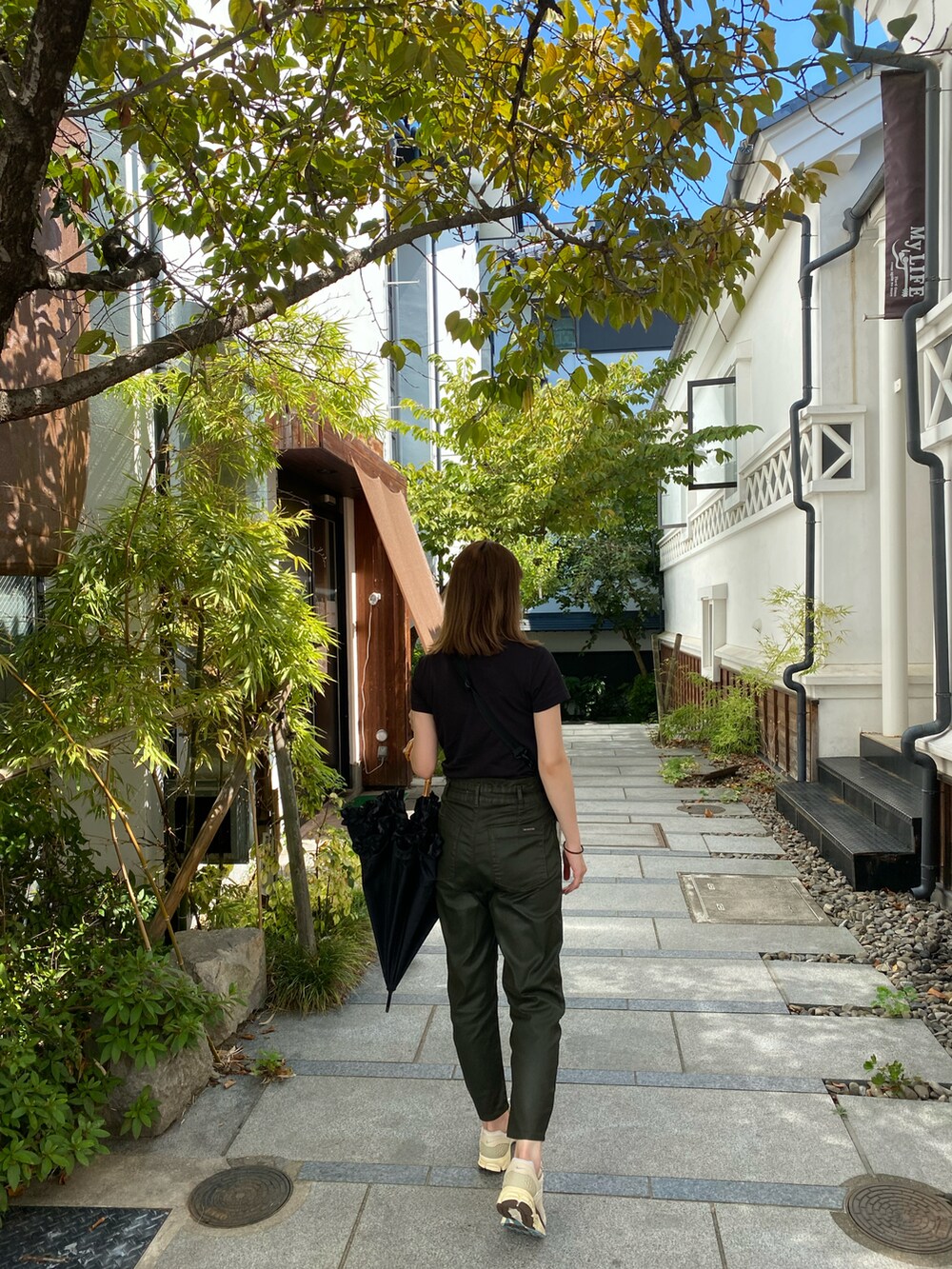 グリーン系のパンツを着用したレディースの秋コーディネートの2枚目の写真