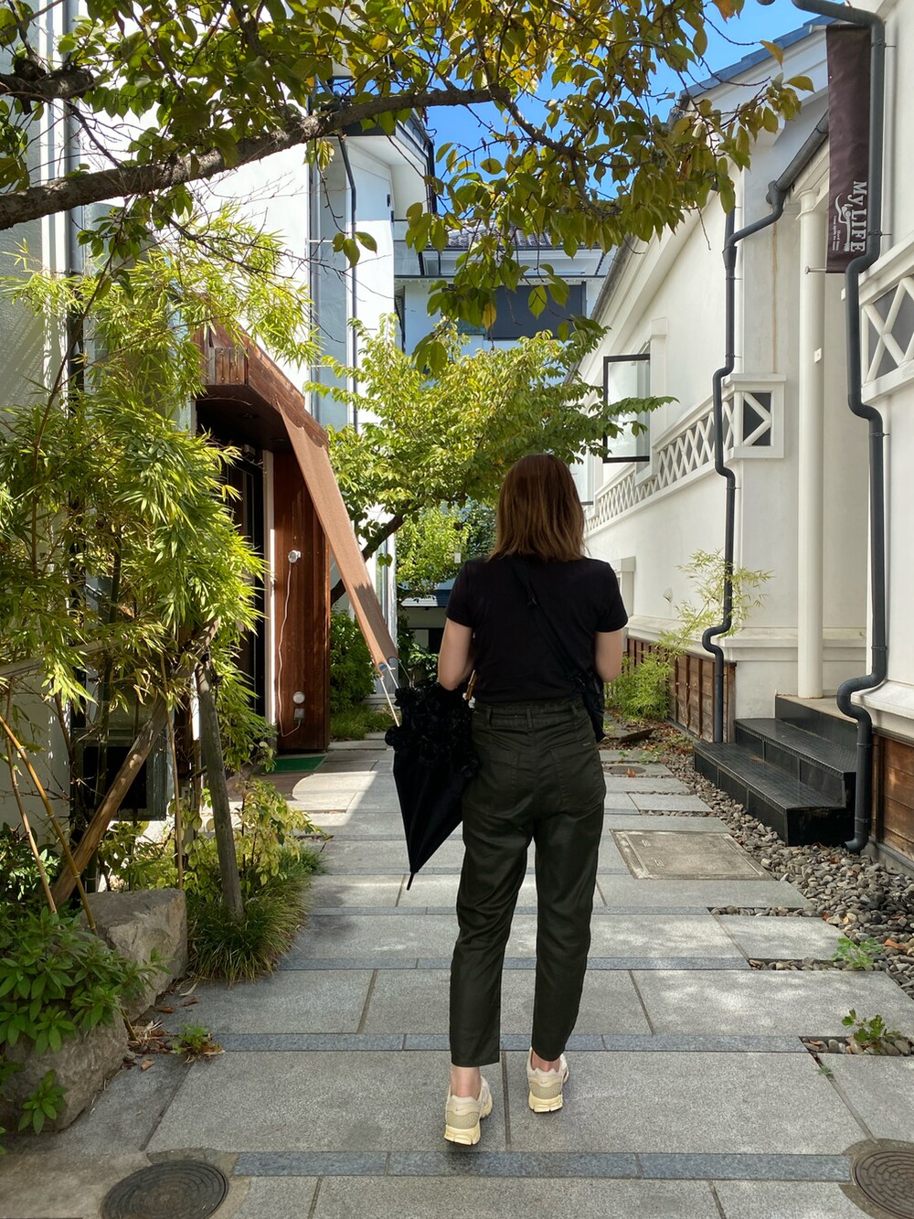 グリーン系のパンツを着用したレディースの秋コーディネートの3枚目の写真